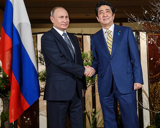15 декабря. Президент России Владимир Путин и премьер-министр Японии Синдзо Абэ договорились, что эксперты начнут консультации о совместной хозяйственной деятельности двух стран на четырех Курильских островах
