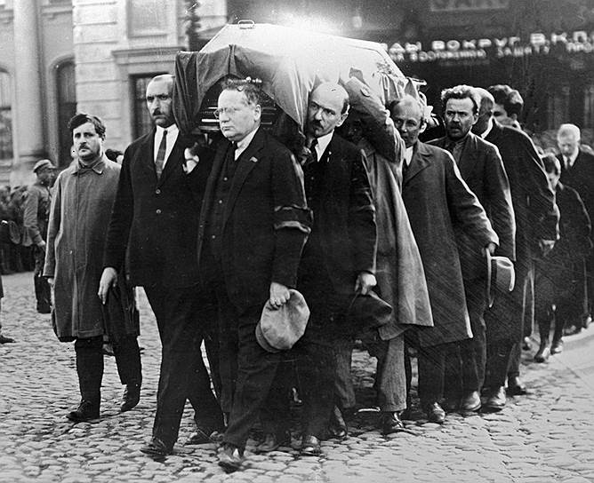 7 июня 1927 года в Варшаве на вокзале был убит полномочный представитель СССР в Польше Петр Войков, причастный к расстрелу царской семьи Романовых. Его застрелил активист российской белой эмиграции Борис Коверд