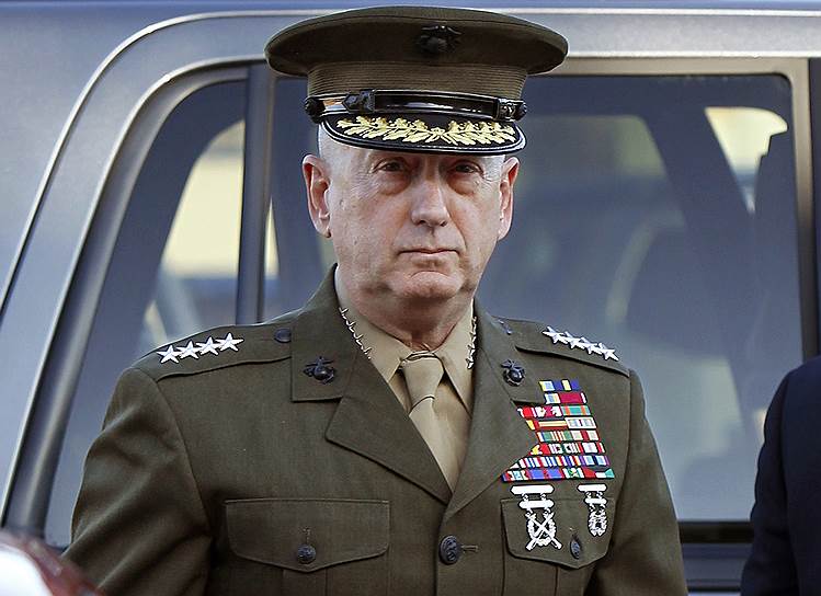 Министр обороны&lt;br>Джеймс Мэттис, 66 лет. Кадровый военный, генерал Корпуса морской пехоты США. Принимал участие в операции «Буря в пустыне» (1991), боевых действиях в Афганистане (с 2001 года) и Ираке (с 2003 года), где дал нашумевший совет морским пехотинцам. Звучал он так: «Будьте вежливы, будьте профессиональны, но будьте готовы убить любого, кого вы встретите на своем пути». В 2010-2013 годах возглавлял Центральное командование ВС США (планирование и ведение операций в регионе от Эфиопии до Пакистана), после чего ушел в отставку. Резкий противник ядерного соглашения с Ираном и снятия с него санкций. Выступал за вооружение сирийской оппозиции против режима Башара Асада, критиковал Россию за «агрессию на Украине». За годы службы Мэттис получил прозвище «Бешеный пес», что не мешает считать его одним из лучших военных стратегов в США
