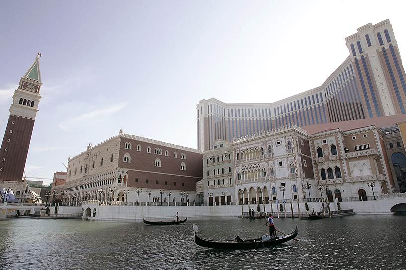 Самое известное казино в Макао — The Venetian, оно является одновременно самым большим в мире. Игорный центр повторяет архитектуру Венеции