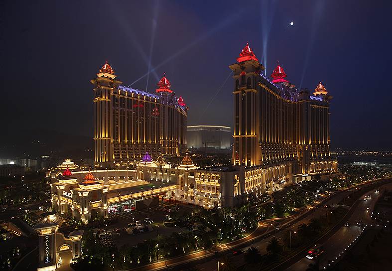 Такие заявления властей Китая обрушили акции тройки крупнейших игорных компаний, работающих в Макао. Ценные бумаги Wynn Resorts Ltd упали на 12%, Las Vegas Sands — на 12% и MGM Resorts International — на 7%&lt;br>На фото: казино Galaxy Macau