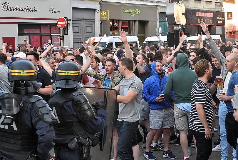 10 июня—10 июля. Беспорядки болельщиков во время чемпионата Европы по футболу во Франции