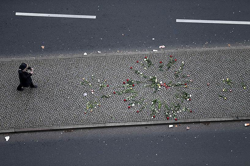 Берлин, Германия. Цветы на месте, где грузовик врезался в толпу в понедельник