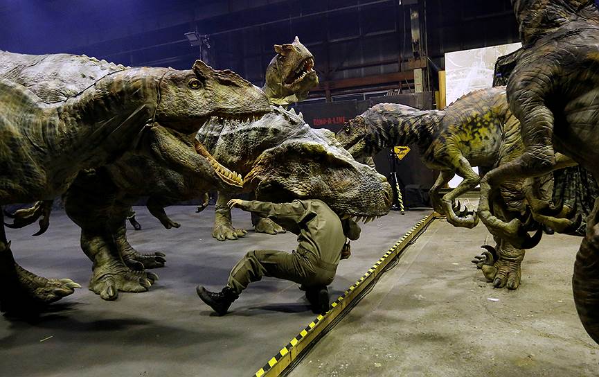 Токородзава, Япония. Рабочий и восьмиметровый робот в виде динозавра на киностудии