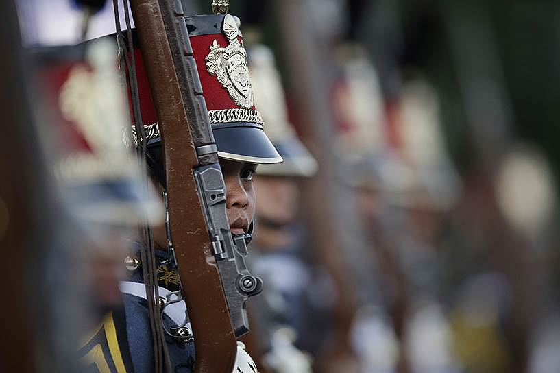 Манила, Филиппины. Военные во время парада, посвященного дню вооруженных сил страны