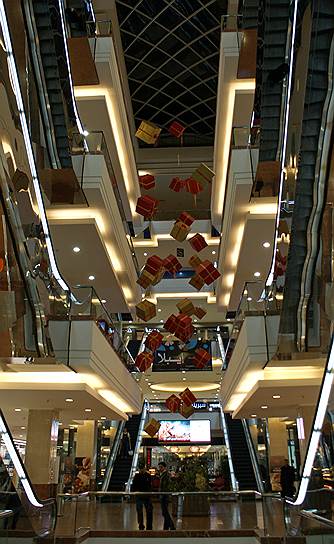 Ноябрь 2009. Центральный коридор крупнейшего торгового центра Shahba Mall