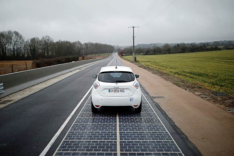 Турувр, Франция. В Нормандии открыли первую в мире автодорогу с покрытием из солнечных батарей. Длина экспериментального участка составляет 1 км, его мощности хватит, чтобы обеспечить уличное освещение в небольшом городке