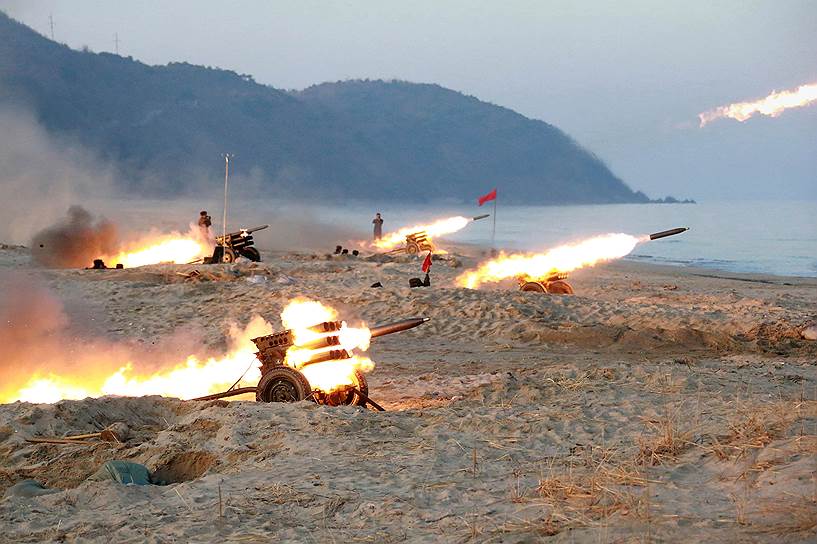 Северная Корея. Военные соревнуются в стрельбе из систем залпового огня