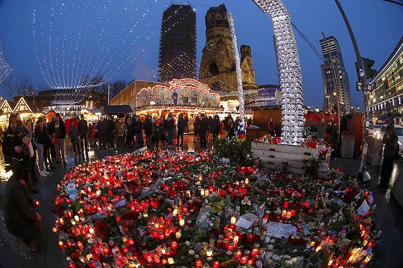 Берлин, Германия. Стихийный монумент на рождественском рынке, где грузовик врезался в толпу
