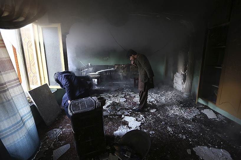 Кабул, Афганистан. Мужчина осматривает вещи в доме депутата провинции Гельманд Мера Вали, который неизвестные взорвали накануне 