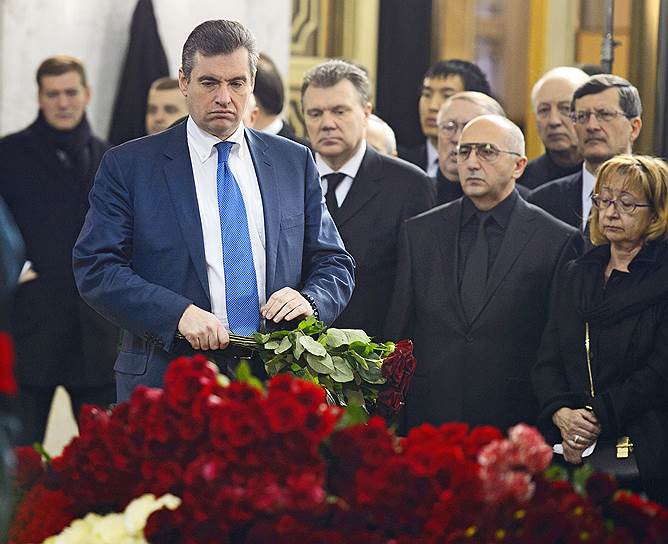 Председатель комитета Госдумы по международным делам Леонид Слуцкий (справа) во время церемонии