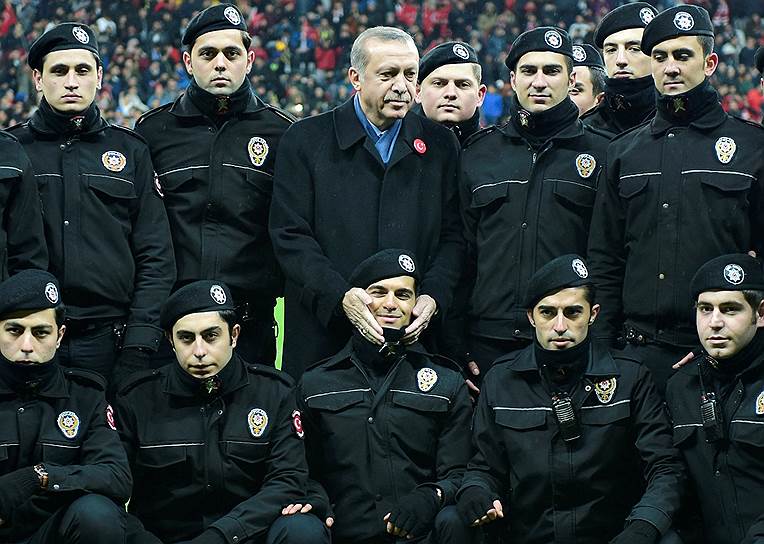Стамбул, Турция. Президент страны Реджеп Тайип Эрдоган и футбольная команда полицейских