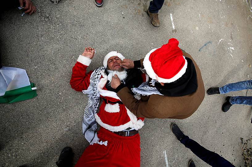 Вифлеем, Палестина. Оказание помощи пострадавшему от слезоточивого газа, распыленного полицейскими во время акции протеста