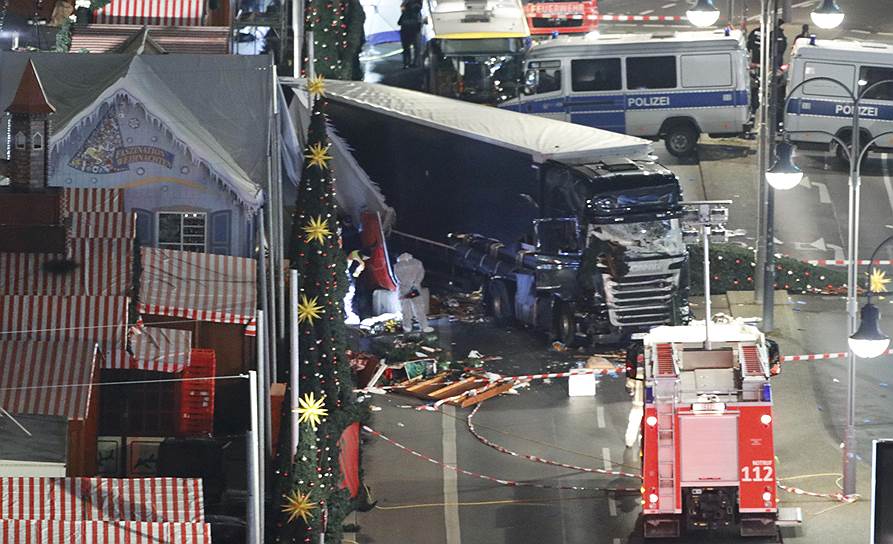 19 декабря. В Берлине грузовик въехал в толпу на рождественской ярмарке. Жертвами стали 12 человек. Позднее власти Германии назвали инцидент терактом. За рулем автомобиля находился выходец из Туниса, которого в пятницу полицейские застрелили в Милане