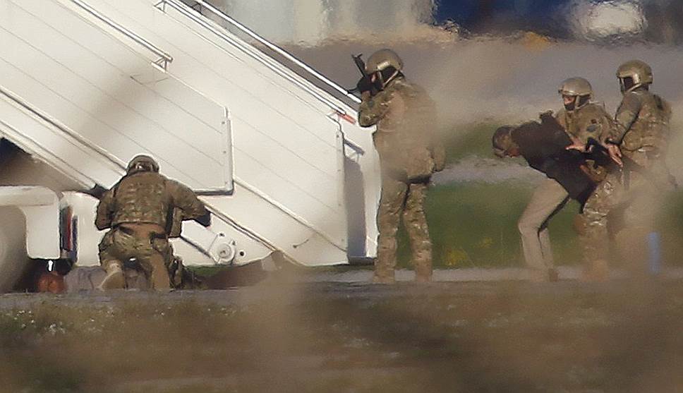 23 декабря. Неизвестные захватили в заложники пассажиров и экипаж Airbus A320 ливийской государственной авиакомпании Afriqiyah Airways. Самолет совершил посадку на Мальте. После переговоров злоумышленники согласились отпустить заложников и сдаться властям