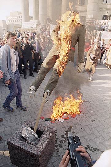 Демонстранты сжигают куклу, одетую в форму советского солдата, во время антисоветской акции в Вильнюсе (Литва)