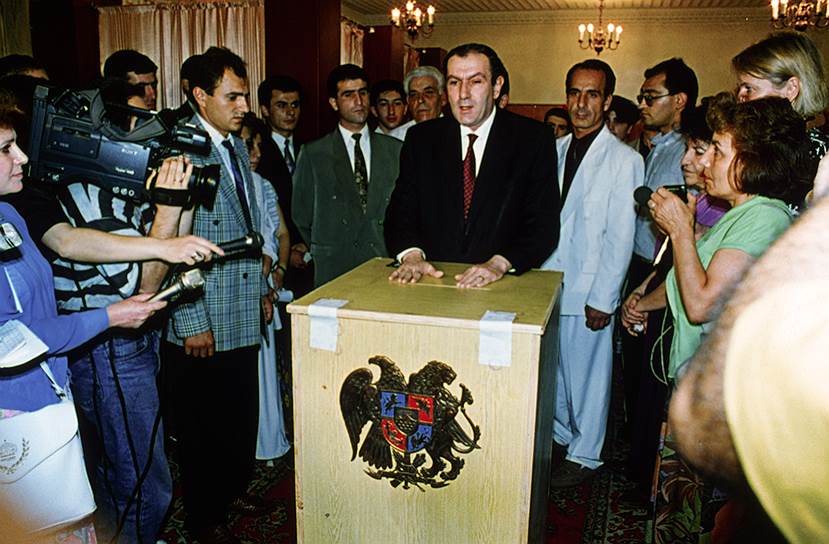 23 августа 1990 года на сессии Верховного совета была принята Декларация о независимости Армении. В сентябре 1991 года это решение было вынесено на референдум, и за него проголосовали более 90% граждан республики&lt;br>На фото: президент Республики Армения Левон Тер-Петросян