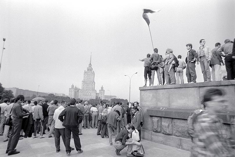 Москвичи у Дома Правительства во время путча 1991 года