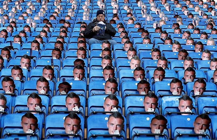 Лестер, Великобритания. Сиденья на трибунах с портретами футболиста Джейми Варди перед матчем между «Лестер Сити» и «Эвертон»