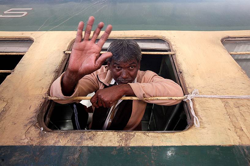 Карачи, Пакистан. Один из освобожденных из-под стражи пакистанцев возвращается домой. На прошлой неделе в территориальных водах Индии были задержаны 26 рыбаков из Пакистана