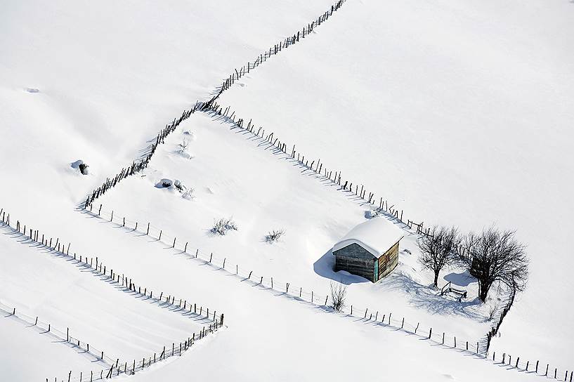 Талышские горы, Иран. Деревянный дом в снегу