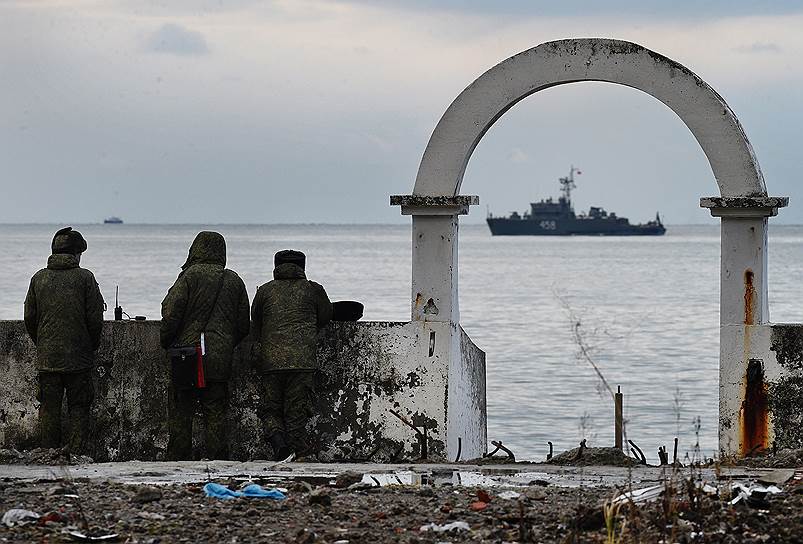 Сочи, Россия. Солдаты во время операции по поиску погибших в авиакатастрофе Ту-154 Министерства обороны