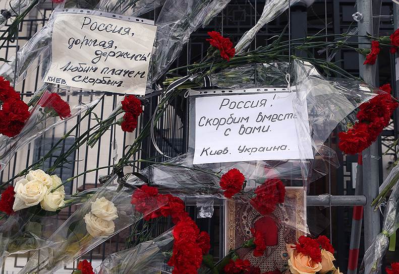 Киев. Украинцы возлагают цветы в память погибшим к посольству России