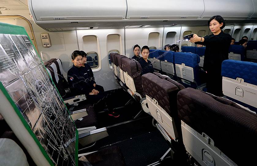 Сеул, Южная Корея. Команда самолета на учениях по поведению во внештатных ситуациях