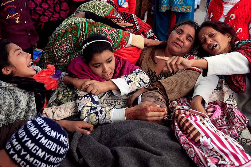 Тоба-Тек-Сингх, Пакистан. Женщины рыдают над телом родственникого, умершего в результате употребления ядовитого ликера