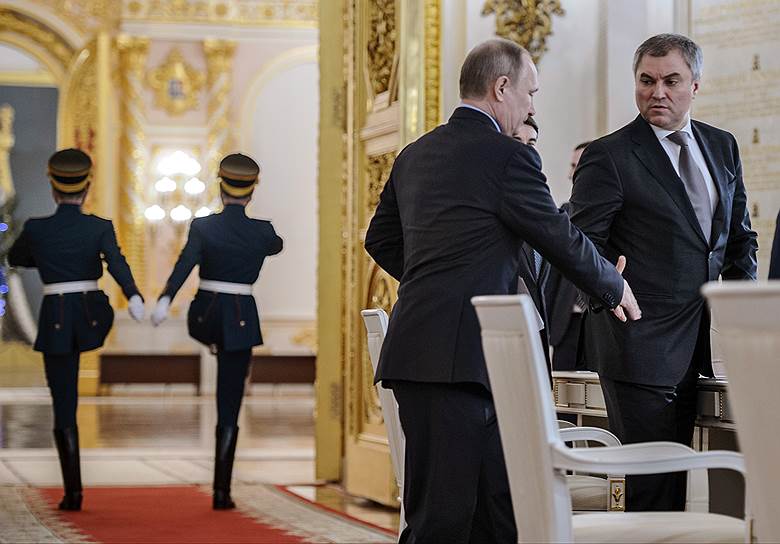 Председатель Госдумы Вячеслав Володин (справа) и президент России Владимир Путин