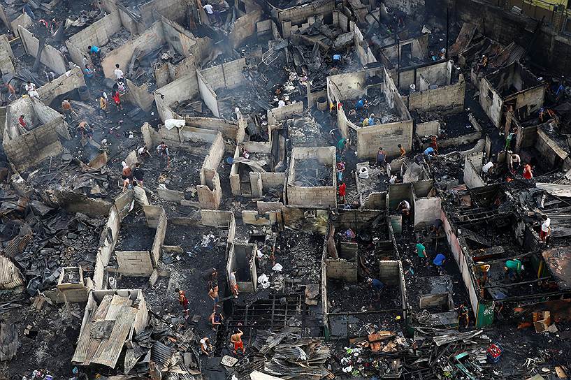 Манила, Филиппины. В результате крупного пожара сгорели более тысячи домов