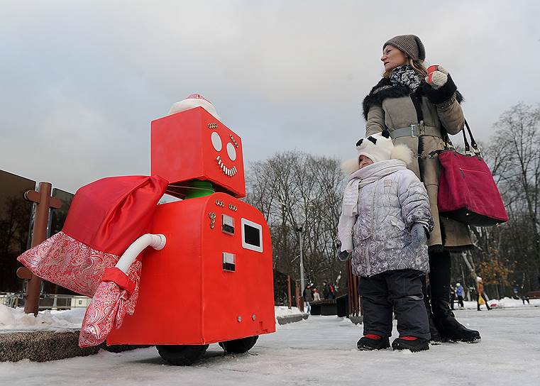 Фигура новогоднего робота в парке Сокольнки