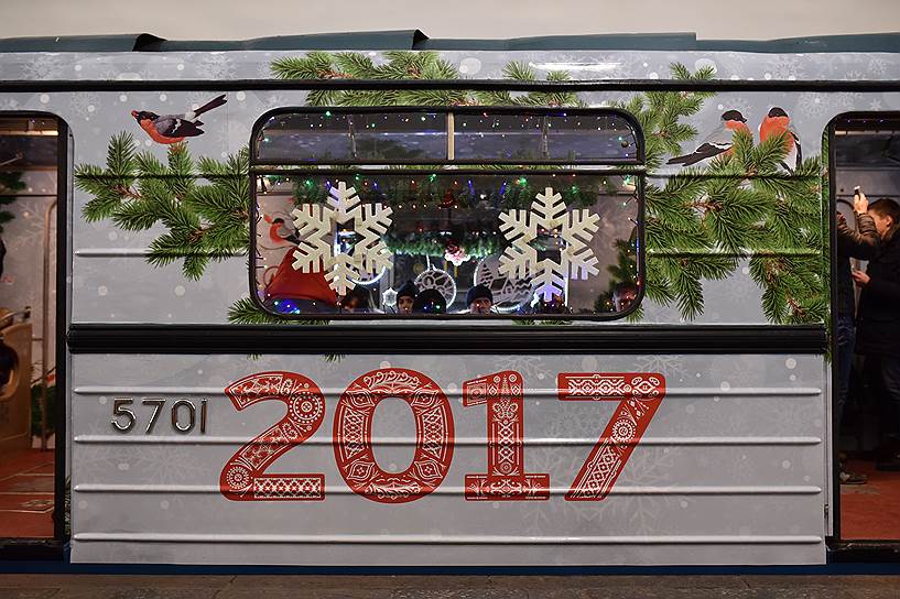 Новогодний поезд в московском метро