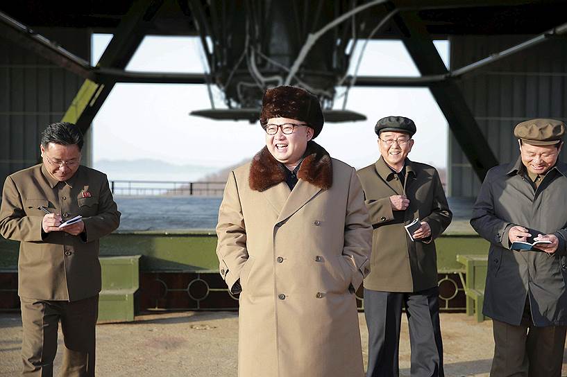 Глава Северной Кореи Ким Чон Ын (в центре)