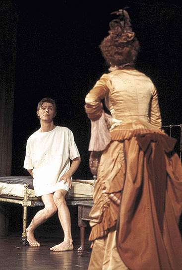 Дэвид Боуи выступал и на Бродвее. В 1980 году музыкант появился в знаменитой постановке «Человек-слон» (на фото)