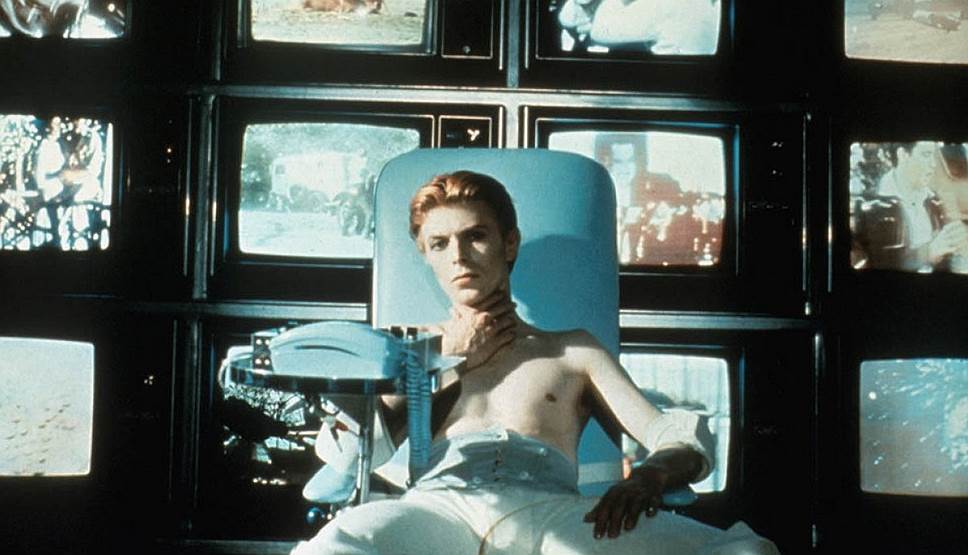 В 1976 году Дэвид Боуи впервые дебютировал в кино в фильме «Человек, который упал на землю» (кадр на фото). На основе своего персонажа из фильма музыкант создал образ Белого Герцога, который появился в альбоме «Station to Station»