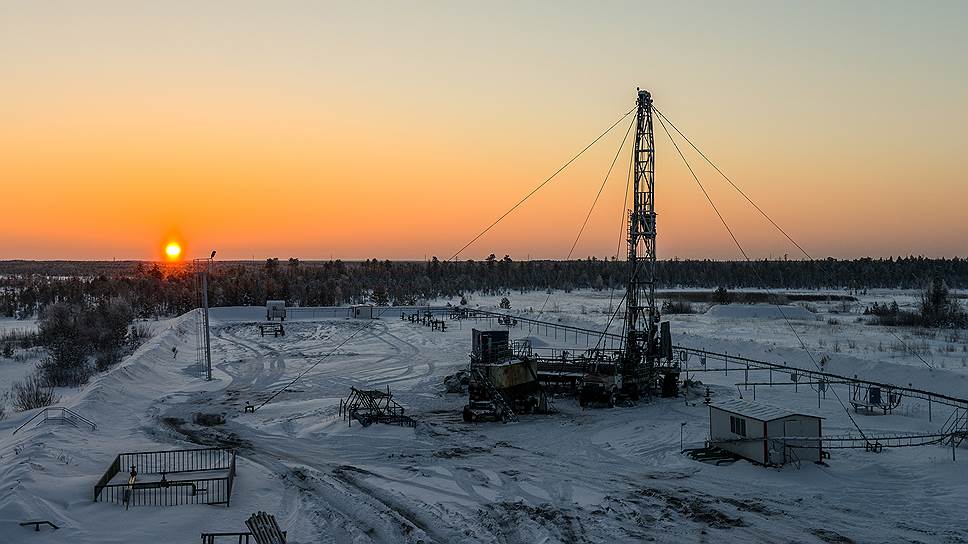 Россия снижает добычу нефти с опережением графика