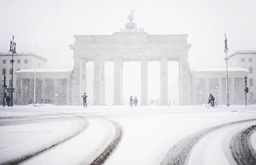 Берлин, Германия. Бранденбургские ворота во время метели