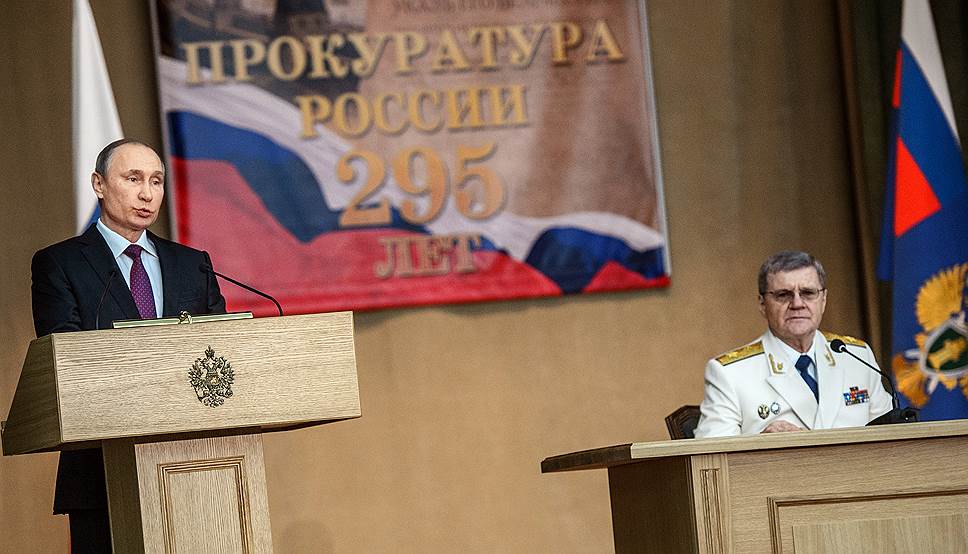 Президент России Владимир Путин (слева) и генеральный прокурор России Юрий Чайка (справа)