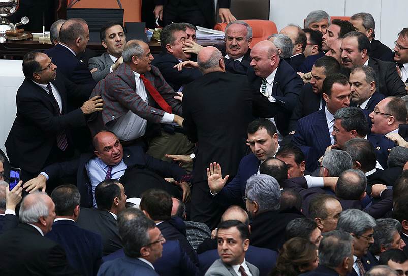Анкара, Турция. Народные депутаты правящей и оппозиционной партий дерутся во время дебатов