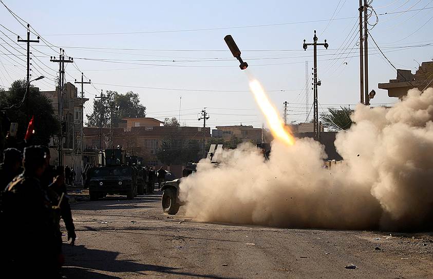 Мосул, Ирак. Члены иракских сил быстрого реагирования запускают ракету во время боев с «Исламским государством»