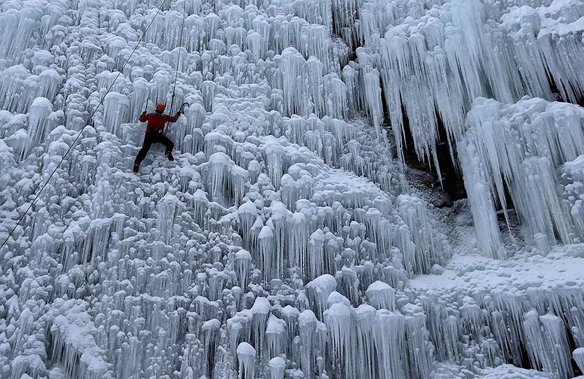 Либерец, Чехия. Мужчина карабкается по искусственной стене из льда