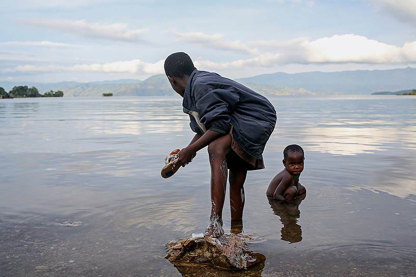 Озеро Киву, Демократическая республика Конго. Дети моются в озере