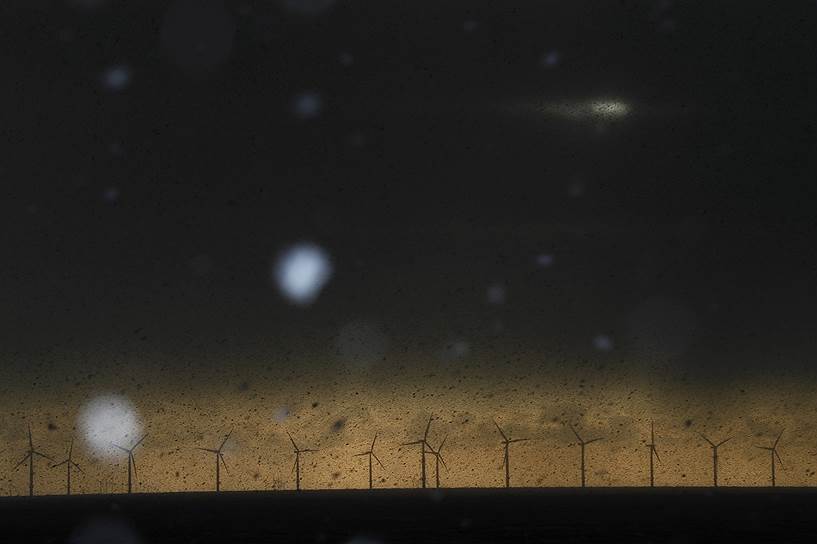 Джейвик, Великобритания. Вид на ветряные мельницы под начинающимся снегопадом. В результате снежной бури несколько английских городов остались без электричества, были отменены авиарейсы, произошел транспортный коллапс