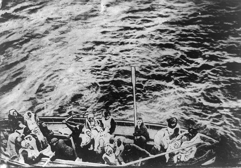 В ночь с 14 на 15 апреля 1912 года в северной части Атлантического океана пассажирский лайнер «Титаник», совершавший свой первый круиз, столкнулся с айсбергом. Спустя два часа сорок минут — в 2:20 15 апреля лайнер полностью ушел под воду. Круизный лайнер был крупнейшим в свое время водоизмещением в 46,3 тыс. тонн. Погибли, по разным данным, от 1495 до 1635 человек
