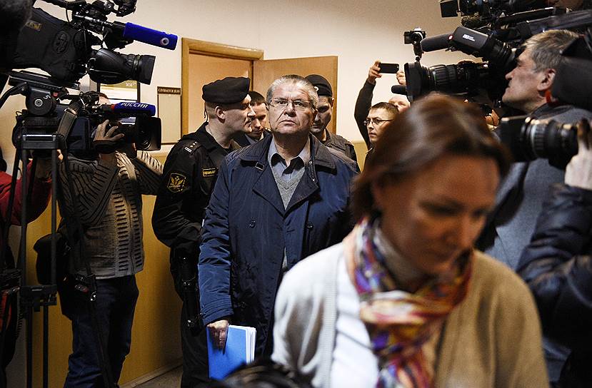 10 января. Басманный суд Москвы продлил домашний арест бывшему министру экономики Алексею Улюкаеву до 15 апреля. Срок расследования его дела был продлен до 15 мая