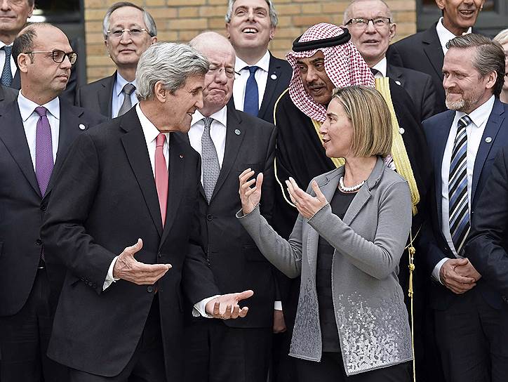Ближний Восток снова пытаются помирить всем миром (на фото на первом плане участники конференции в Париже — госсекретарь США Джон Керри и глава европейской дипломатии Федерика Могерини)