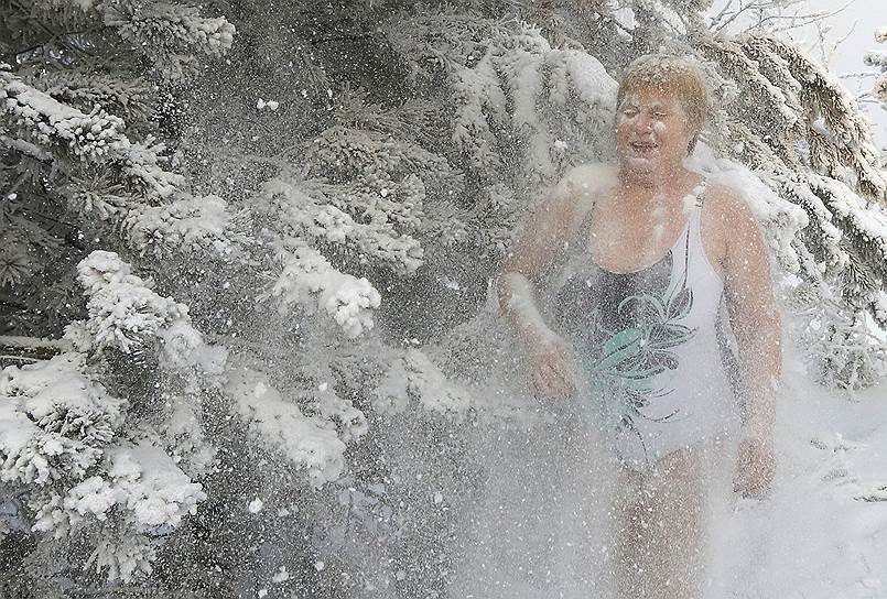 Красноярск, Россия. Местная жительница обсыпается снегом во время закаливания