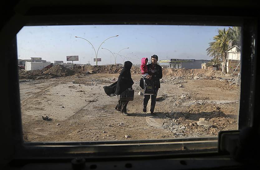 Мосул, Ирак. Местные жители бегут из города во время операции против террористов «Исламского государства» 