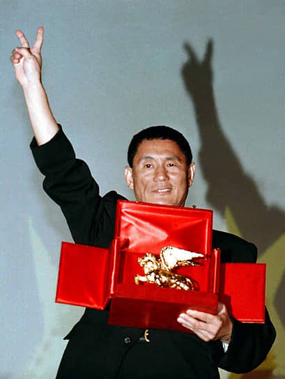 Режиссерскую карьеру Такэси Китано начал после 40 лет. К тому моменту он уже появился в главных ролях в нескольких полнометражных фильмах. За пределами страны о японском режиссере заговорили, когда в 1997 году он получил приз Венецианского фестиваля за картину «Фейерверк»